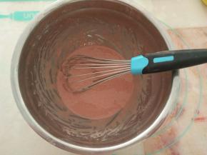 用打蛋器成Z字型搅拌均匀。