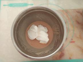 取1/3打发好的蛋清到蛋黄糊中。