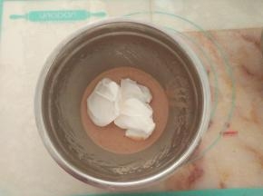 取1/3打发好的蛋清到蛋黄糊中。