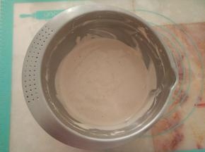 再倒入剩余的蛋清中，继续用刮刀切拌均匀，成光滑细腻的面糊。