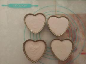 把拌好的面糊倒入模具中。