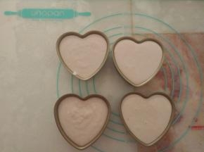 把拌好的面糊倒入模具中。