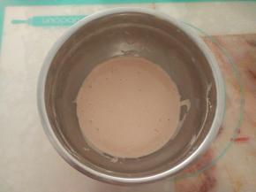 用刮刀切拌均匀。