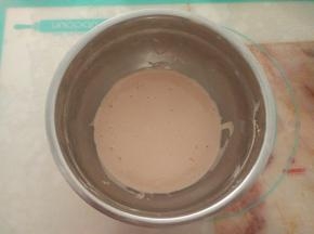 用刮刀切拌均匀。