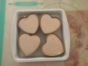 把模具放入盛有清水的烤盘中。