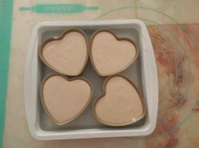 把模具放入盛有清水的烤盘中。