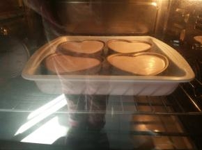 放入预热好的烤箱，150度40分钟。在烤箱中焖至冷却后取出。