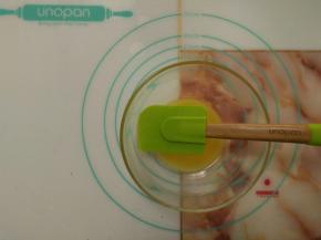 黄油隔水融化。