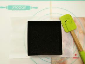 把拌入黄油的饼干碎倒入慕斯圈中压实。