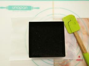 把拌入黄油的饼干碎倒入慕斯圈中压实。