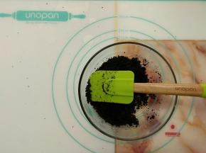 倒入奥利奥饼干碎中拌匀。