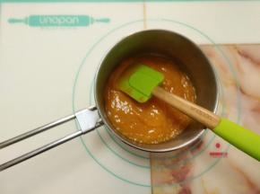 取250克芒果泥倒入锅中小火加热。