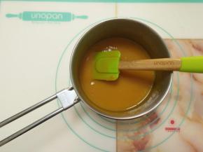 加热的芒果泥中加入软化的吉利丁片拌匀，放凉备用。