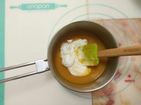 取一些打发好的淡奶油放入芒果泥中充分拌匀。