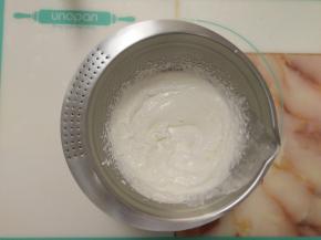 淡奶油中加入细砂糖，用电动打蛋器打至出现纹路。
