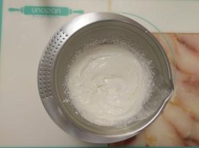 淡奶油中加入细砂糖，用电动打蛋器打至出现纹路。