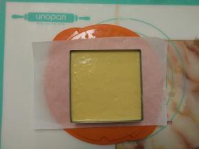 拌好的慕斯糊倒入模具中，放入冰箱冷藏一夜。