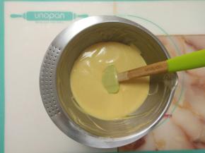 倒入剩余的淡奶油中充分拌匀。