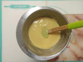 倒入剩余的淡奶油中充分拌匀。