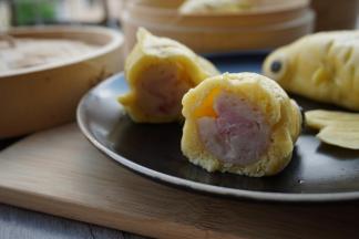 咬一个，因为添加了鱼肠，所以南瓜蒸包十分美味