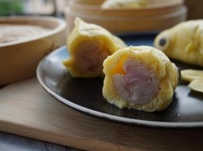 咬一个，因为添加了鱼肠，所以南瓜蒸包十分美味