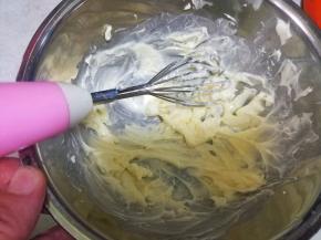 黄油室温软化，用打蛋器搅拌均匀。