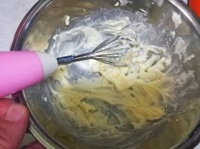 黄油室温软化，用打蛋器搅拌均匀。