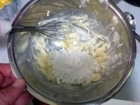 加入糖粉和盐，搅打均匀，让糖粉、盐、黄油充份融合。