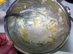 加入糖粉和盐，搅打均匀，让糖粉、盐、黄油充份融合。