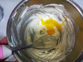 蛋黄分次少量加入黄油中，搅打至黄油呈蓬松的羽毛状；，