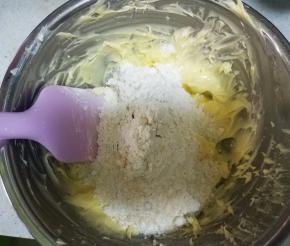 加入低粉和椰蓉。