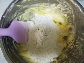 加入低粉和椰蓉。