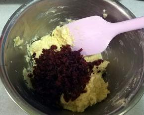 加入切碎的蔓越莓。