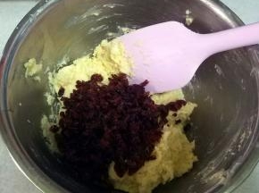 加入切碎的蔓越莓。