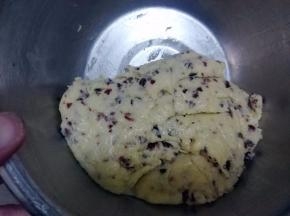 将蔓越莓与面团翻拌均匀。