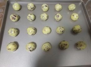 将面团分成20份，分别搓成圆球状。烤箱170度预热，中层，烤20分钟。随时注意观察，见表面上色，呈微黄色即可出炉。我这个烤的有点过啦。