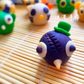 巧克力桃山皮包的板栗馅，沾好眼睛嘴巴帽子，再用牙签压出刀疤，可爱吧