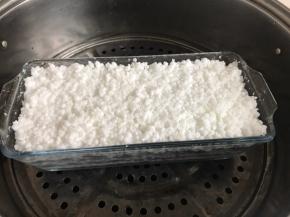 最后，倒入大约50~60克左右的水，避免蒸的时候干燥，开锅后蒸30分钟