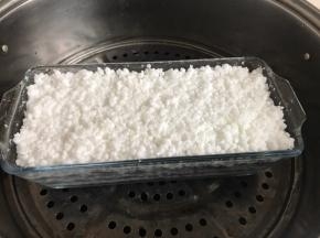 最后，倒入大约50~60克左右的水，避免蒸的时候干燥，开锅后蒸30分钟