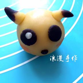 两只小耳朵要可爱一下，捏的歪歪的