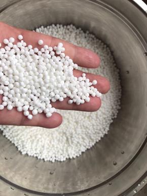 西米是这种圆圆的，经常喝的西米露用的就是这个