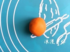 去30克牛奶桃山皮加入胡萝卜粉揉均匀，盖保鲜膜静置。