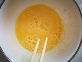 4个鸡蛋打散，打均匀