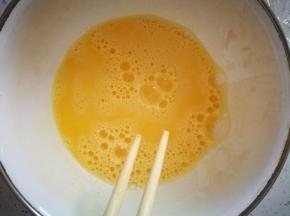 4个鸡蛋打散，打均匀