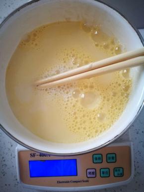 把鸡蛋碗放在称上，4个鸡蛋差不多200克 所以倒入200克凉豆浆搅匀