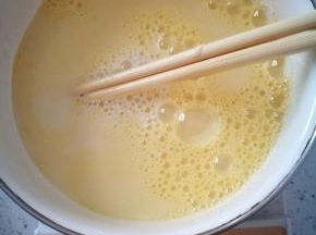 把鸡蛋碗放在称上，4个鸡蛋差不多200克 所以倒入200克凉豆浆搅匀