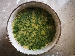 将切好的青菜撒入碗中 撒均匀好看