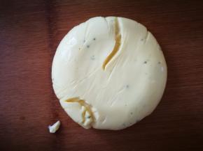 提起保鲜膜，将鸡蛋豆腐倒在熟食案板上，我用力有些过猛，震裂了，咳咳，不要学我，你们温柔点