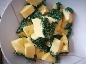 切成块装入大碗中