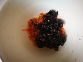 制作酱料，切碎的河虾和老干妈酱放入碗中